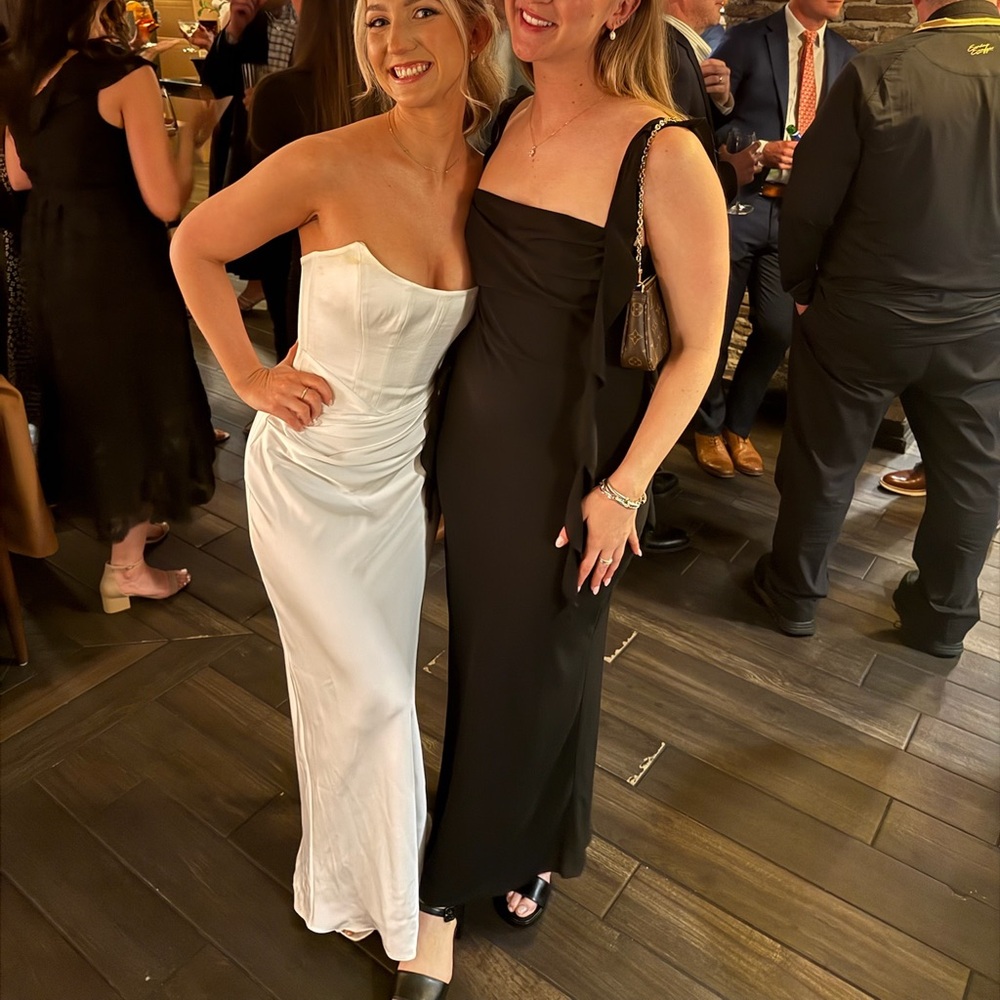 Park & Fifth Cardero Dress in White - Picture 2 of 6